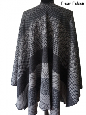 Invero Cape Fleur - 100% Schurwolle (Merino extra fein)