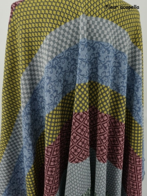 Invero Cape Fleur - 100% Schurwolle (Merino extra fein)