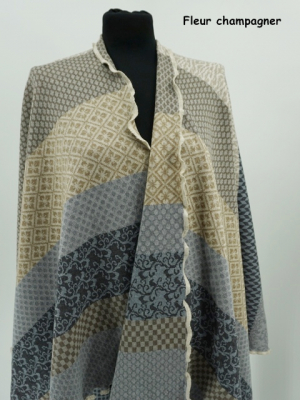 Invero Cape Fleur - 100% Schurwolle (Merino extra fein)